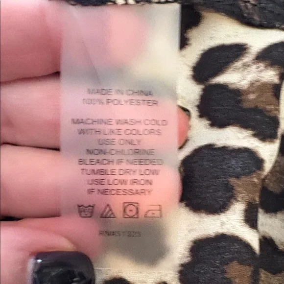 Vince Camuto Leopard Print V-Neck Blouse - Picture 5 of 5